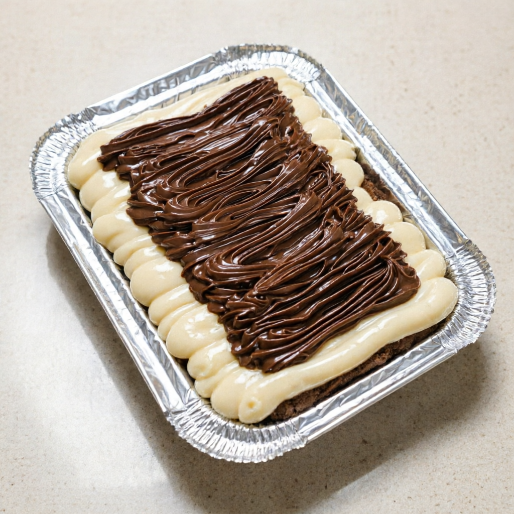 Nosso brownie é querido, super chocolatudo, com casquinha crocante e interior molhadinho, perfeito para quem ama chocolate de verdade. Para deixar ainda melhor, é finalizado com brigadeiro de leite Ninho e Nutella, tornando cada mordida simplesmente irresistível. Pesa em média 250g.