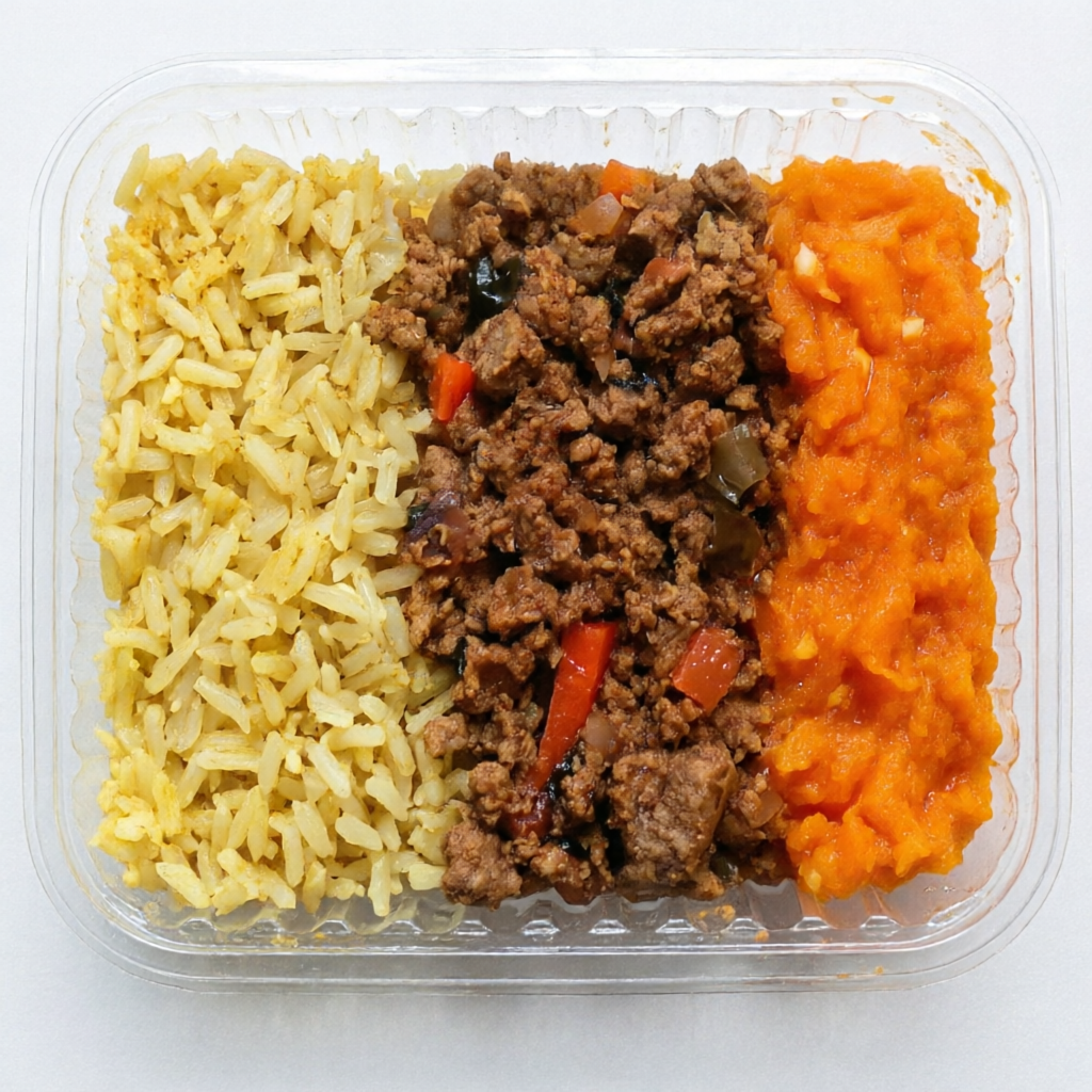 Arroz integral com Açafrão (120g) + Patinho moído (150g) + Purê de Abóbora (80g) Refeições saudáveis e congeladas, preparo de 5 a 8 minutos no microondas. Valor energético: 425,01 Kcal
