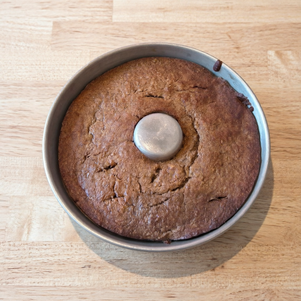 Bolo fit de banana com aveia e adoçado com uva passas. Sem açúcar e sem farinha de trigo