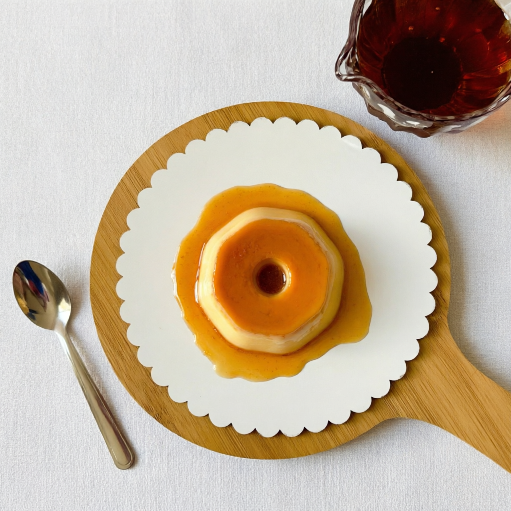 Cremoso, delicado e feito para aquele momento só seu. Nosso pudim de leite tradicional com aprox. 130g é preparado com leite condensado, ovos frescos e um preparo cuidadoso que garante uma textura macia, lisa e que derrete na boca. Finalizado com uma calda de caramelo artesanal, dourada e no ponto perfeito, que envolve cada colherada. Ideal para matar a vontade de doce com elegância e sabor. Pequeno no tamanho, gigante na experiência!