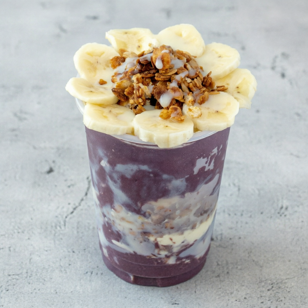 Açaí, granola e banana.