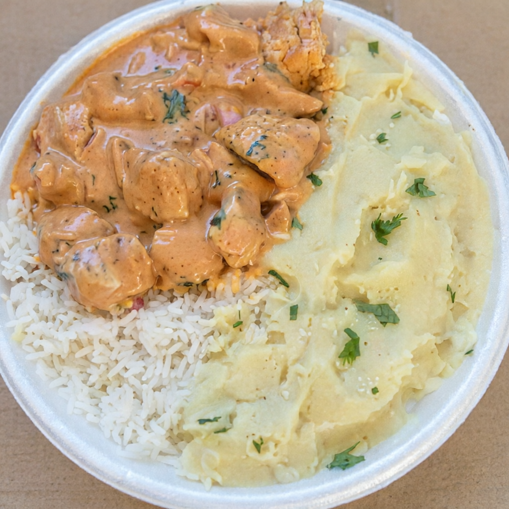 Marmita com delicioso filé de frango ao molho estrogonofe acompanhado de arroz branco e purê de batatas inglesas. Marmita indicada para 01 pessoa. Aproximadamente 400g