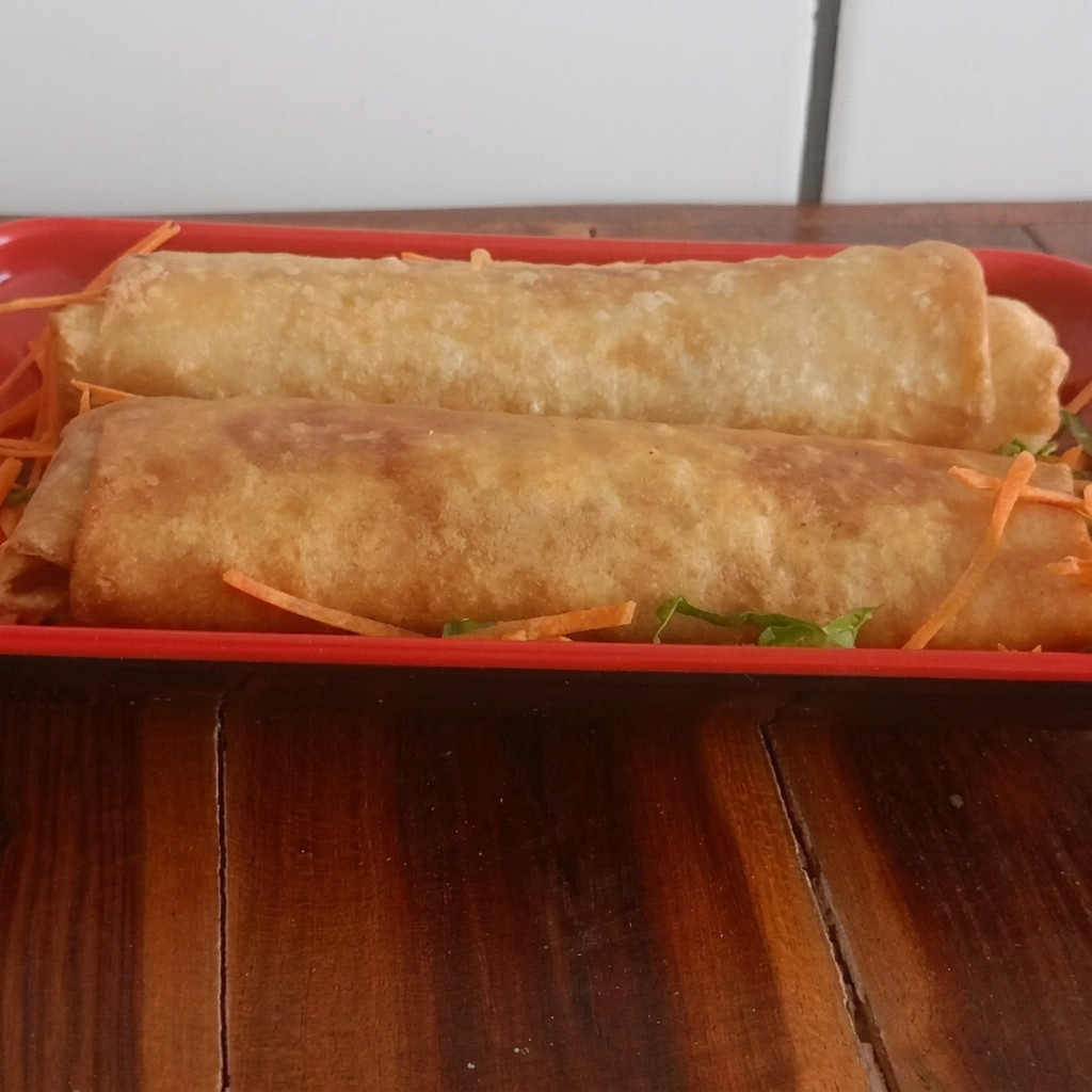 Rolinho delicioso recheado com frango suculento e queijo derretido.