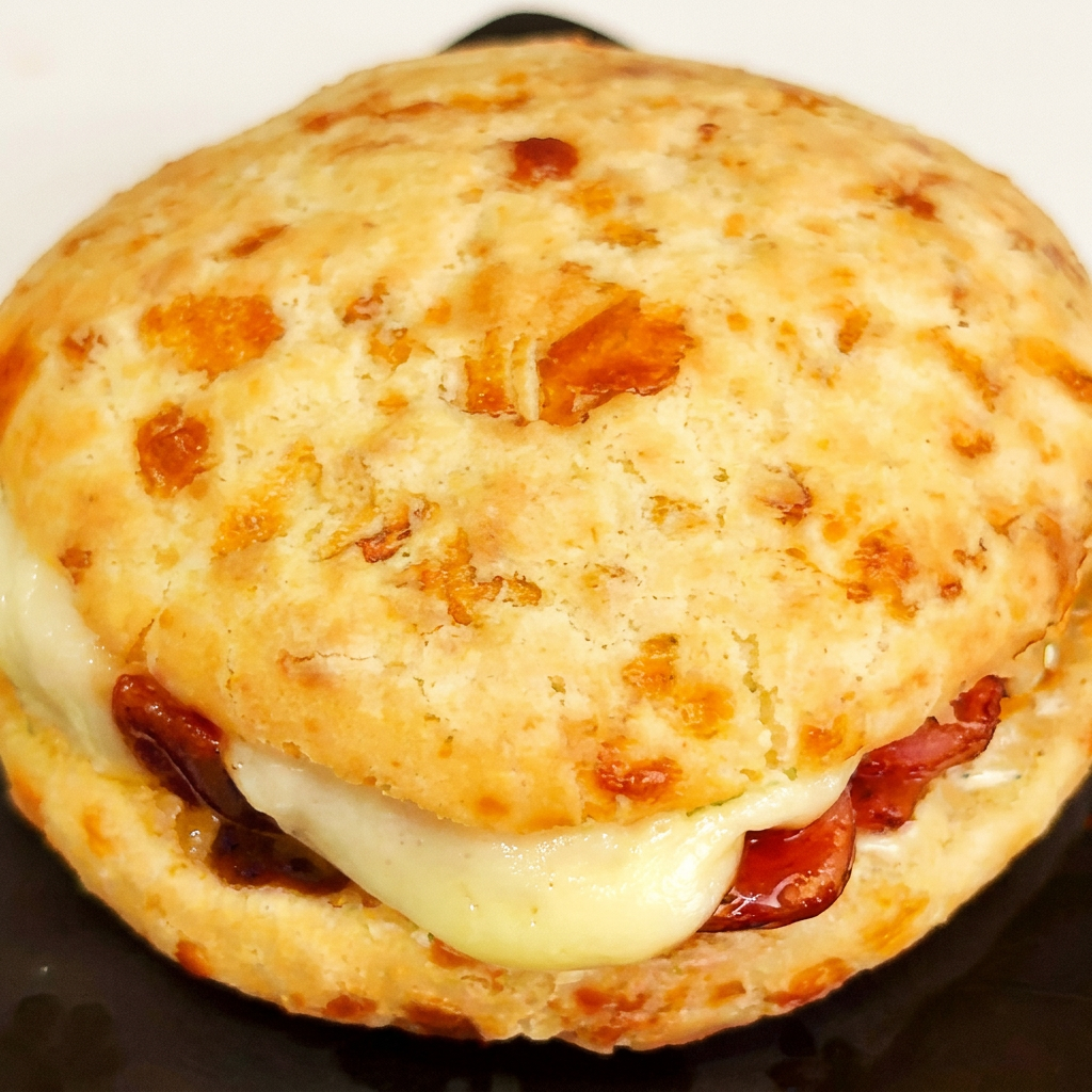 Pão de queijo com linguiça e queijo