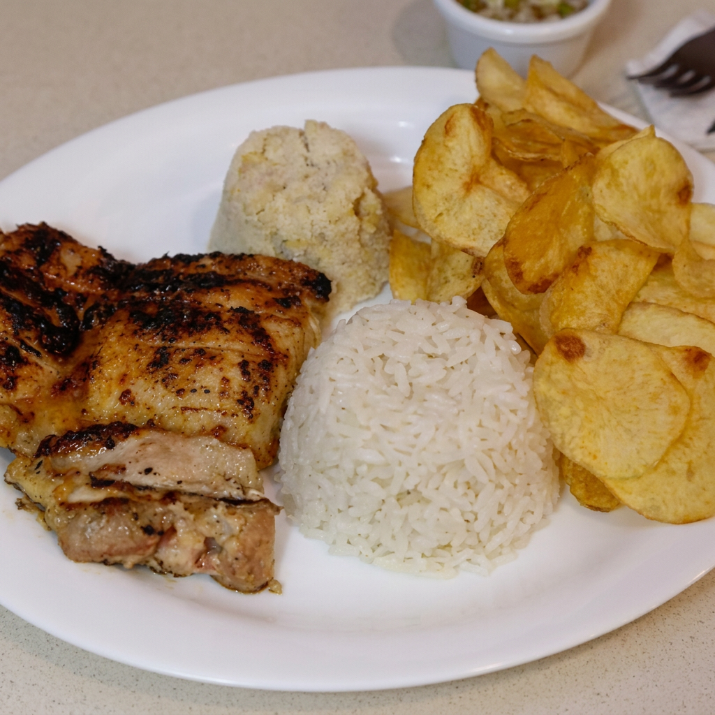Corte naturalmente mais suculento do frango, bem temperado e preparado para ficar macio por dentro e com sabor marcante. Acompanhamentos arroz branco, feijão, batata portuguesa e farofa de ovos.
