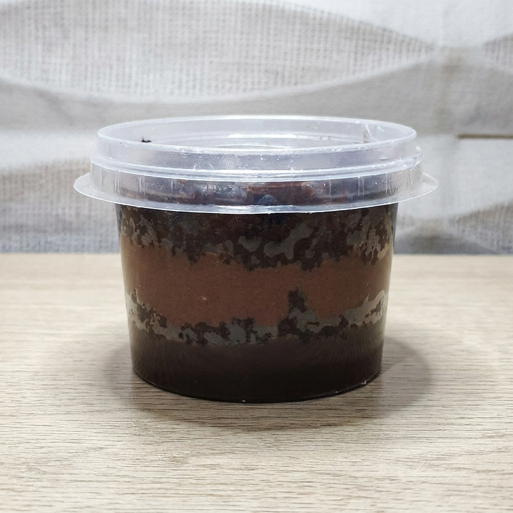 Massa bolo feita com chocolate em pó 50%, mousse chocolate e brigadeiro, pesa em média 150 gramas.