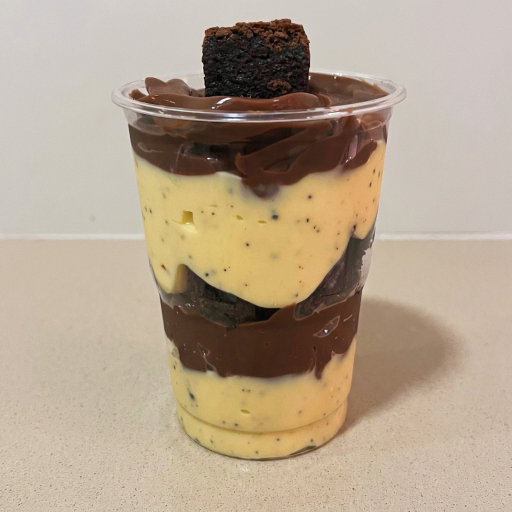 Delicioso mousse de maracujá, recheio de chocolate e pedaços de brownie. 250ml