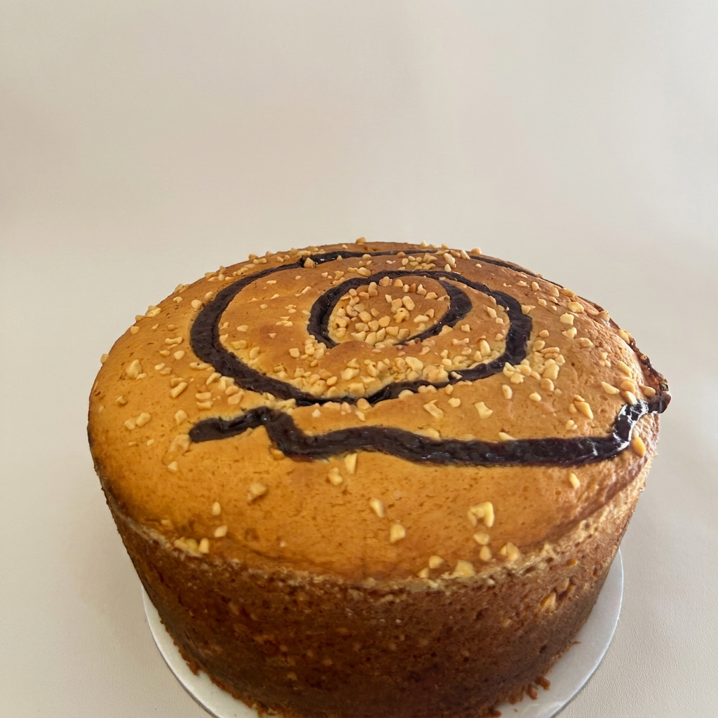 Uma combinação intensa e irresistível! 💛 Massa fofinha com o sabor marcante do amendoim, unida ao chocolate cremoso que deixa cada pedaço ainda mais especial. 😍 O equilíbrio perfeito entre o doce e o tostado do amendoim com a suavidade do chocolate, criando uma explosão de sabor a cada mordida! ✨ ☕ Perfeito para acompanhar um cafezinho e transformar qualquer momento em puro prazer!