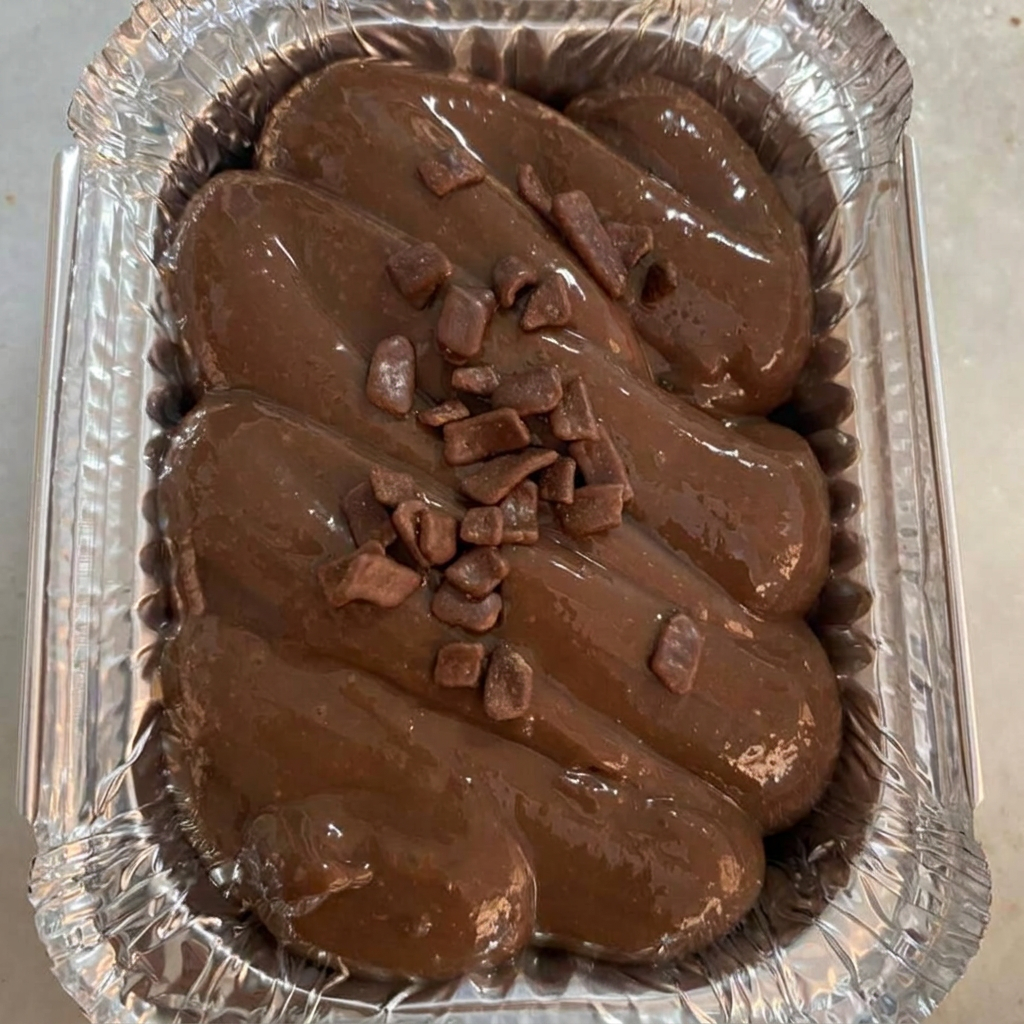 Mini Marmita com bolo fofinho e molhadinho, coberto com brigadeiro cremoso. Geladinho, delicioso e perfeito para matar a vontade de um doce!