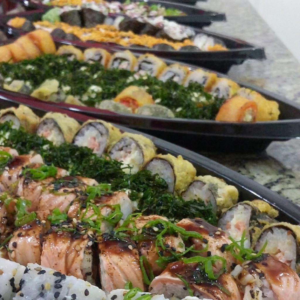 10 hot filadelfia
10 uramaki tilápia croc
10 hosso kani cheese
10 uramaki salmão
10 hossomaki camarão (imagem ilustrativa)