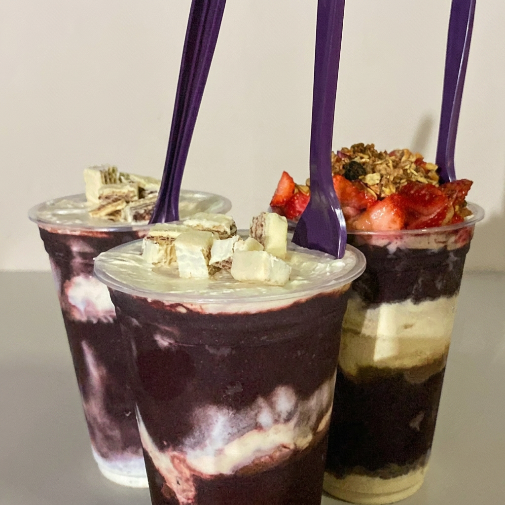 Combo Pra Compartilhar Porque açaí bom fica ainda melhor quando é compartilhado! São 3 copos de 440ml, perfeitos para curtir com os amigos, família ou aquela pessoa especial. Cada um pode personalizar seu açaí com seus acompanhamentos favoritos e montar a combinação do seu jeito. 3 Açaís de 330ml Perfeito para compartilhar Escolha seus acompanhamentos Imagem ilustrativa. Os acompanhamentos podem variar conforme a escolha de cada cliente.