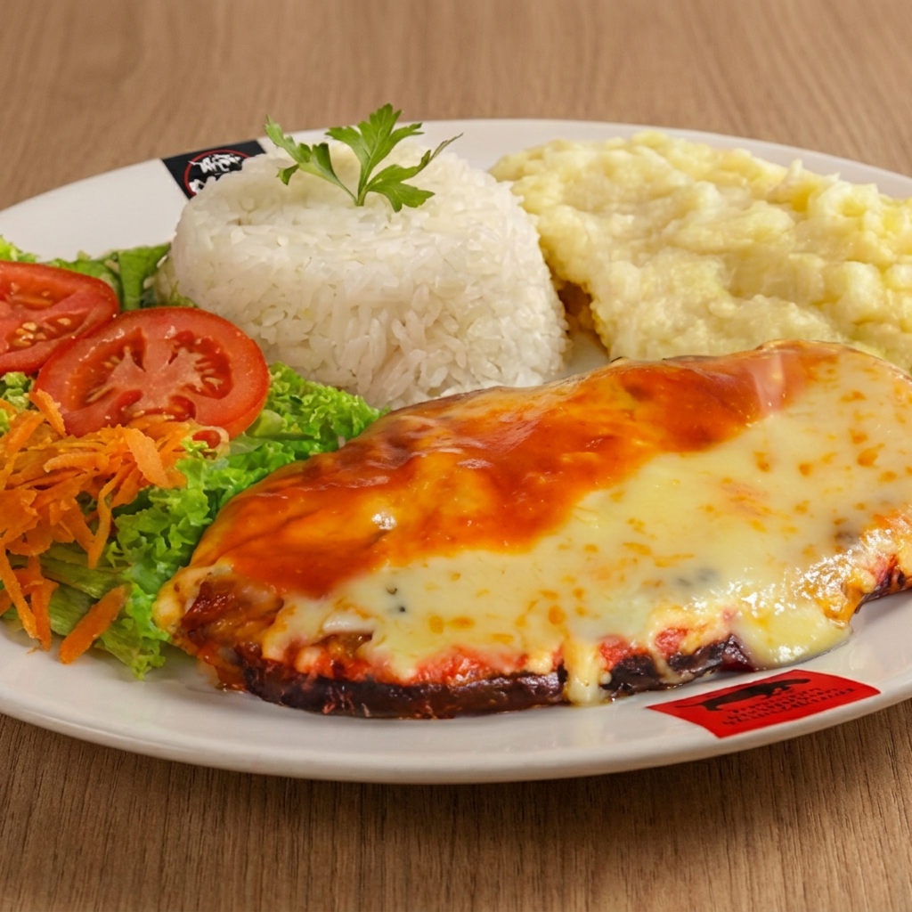 Berinjela, molho ao sugo e queijo gratinado