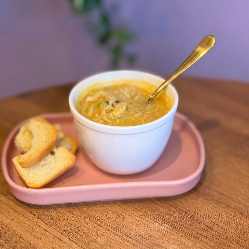 Um caldo cremoso e cheio de sabor, preparado com frango desfiado e temperos selecionados. Aquele aconchego em forma de colheradas. Servido com torradinhas.