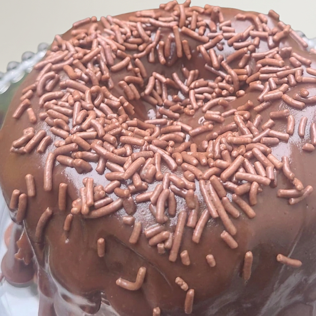 Bolo caseiro de chocolate com sua massa fofinha, em uma versão especial "vulcão". Assado em forma com furo central, ele traz uma generosa cobertura de brigadeiro cremoso ao leite, que preenche o buraco e transborda, criando o efeito vulcão irresistível. Perfeito para quem ama equilíbrio entre a massa caseira e muito chocolate.
Em uma versão especial nosso bolo é feito em uma forma no formato vulcão (18 cm).