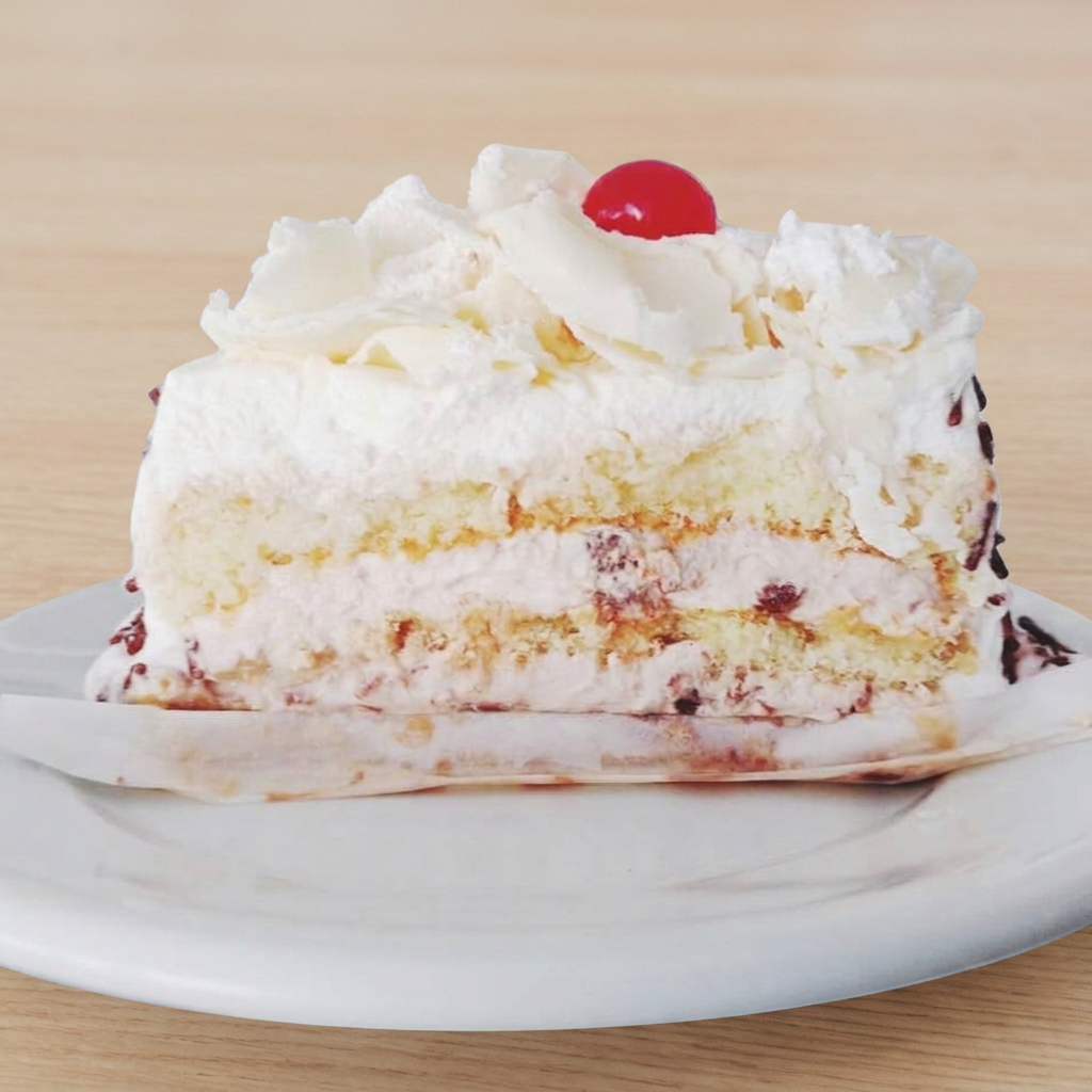 Fatia de bolo confeitado. Uma deliciosa surpresa no recheio. Foto ilustrativa
