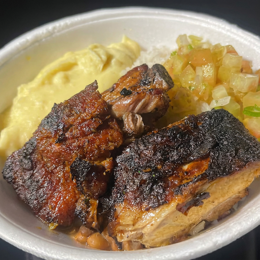Costelinha suína assada na brasa com sabor intenso e suculência perfeita. Acompanha arroz, feijão, purê e vinagrete.