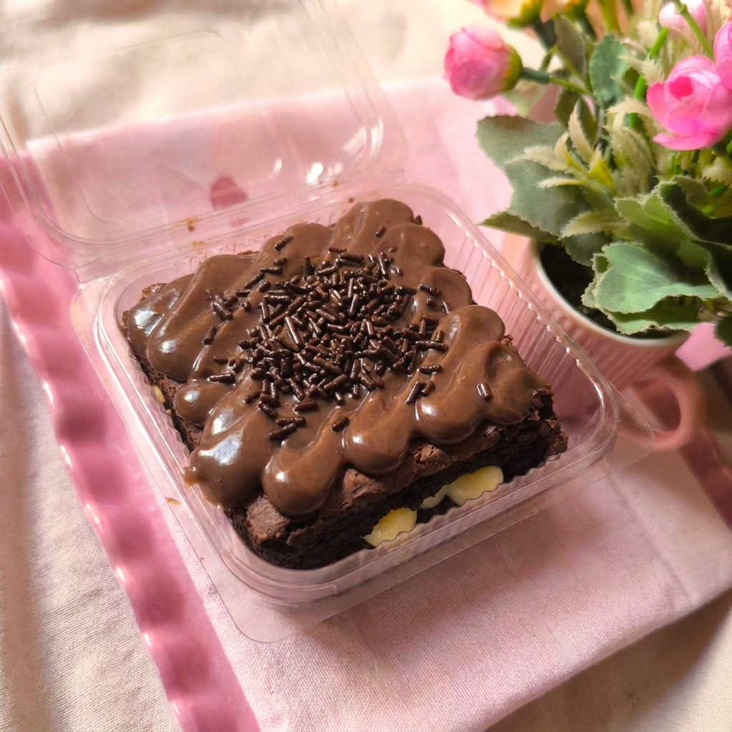 Big Brownie com dois discos cremosos de brownie 50% cacau,casquinha crocante e bem cremoso. Camada de ninho cremoso e coberto com uma camada delicioso de brigadeiro cremoso.