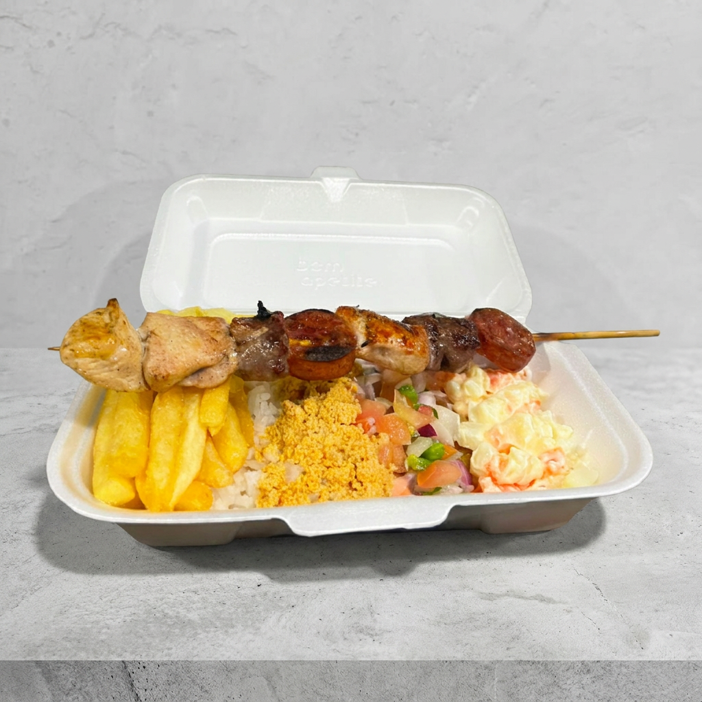 Uma explosão de sabor 1 espeto carne + arroz farofa e vinagrete