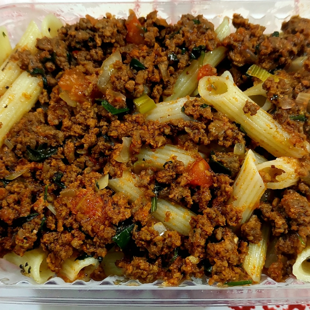 170g de Penne Integral + 180g de bolonhesa ( patinho moído) Refeições saudáveis e congeladas, preparo de 5 a 8 minutos no microondas. Valor energético: 546,01 Kcal
