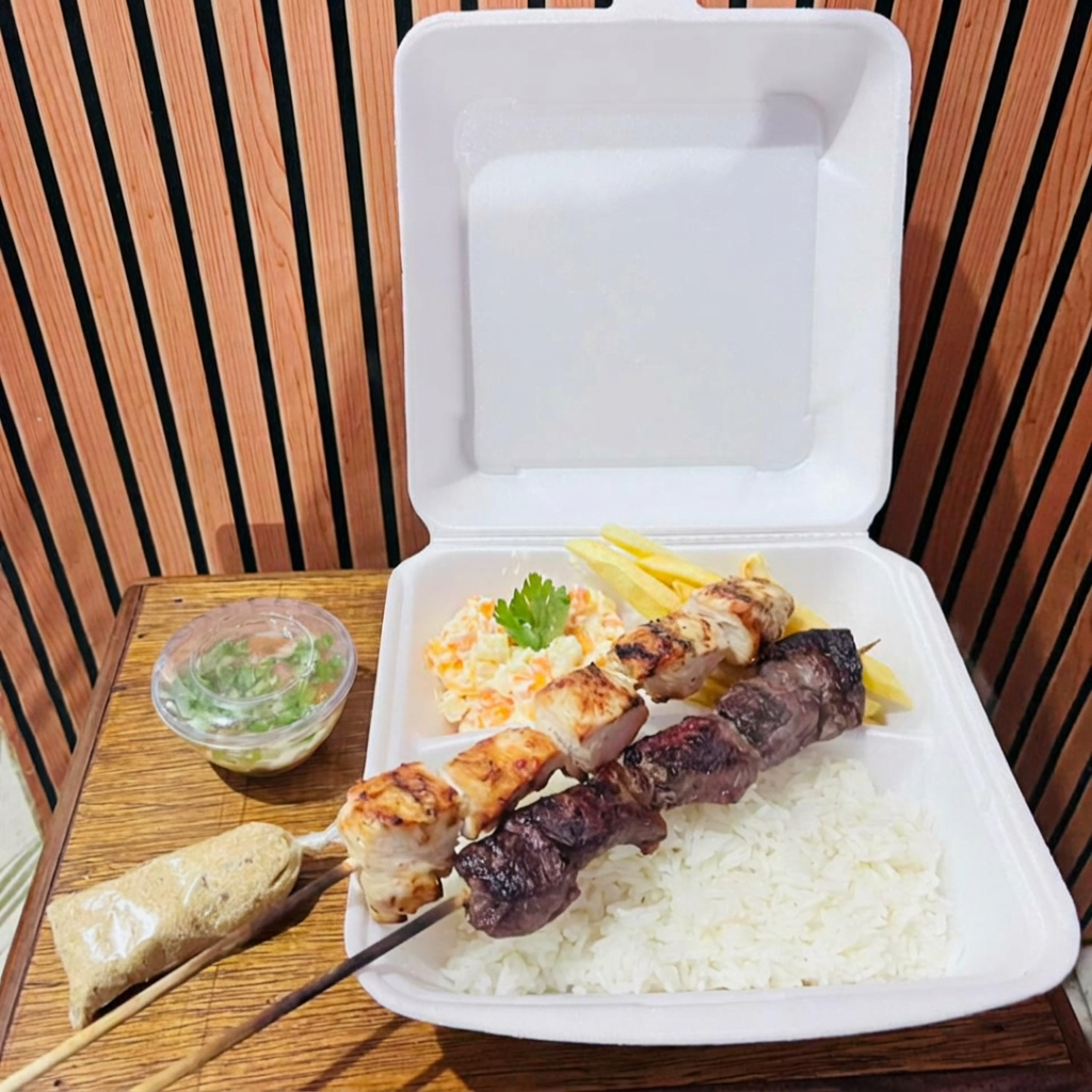 Arroz feijão farofa Fritas vinagrete + 2 espetos 1 carne 1 frango