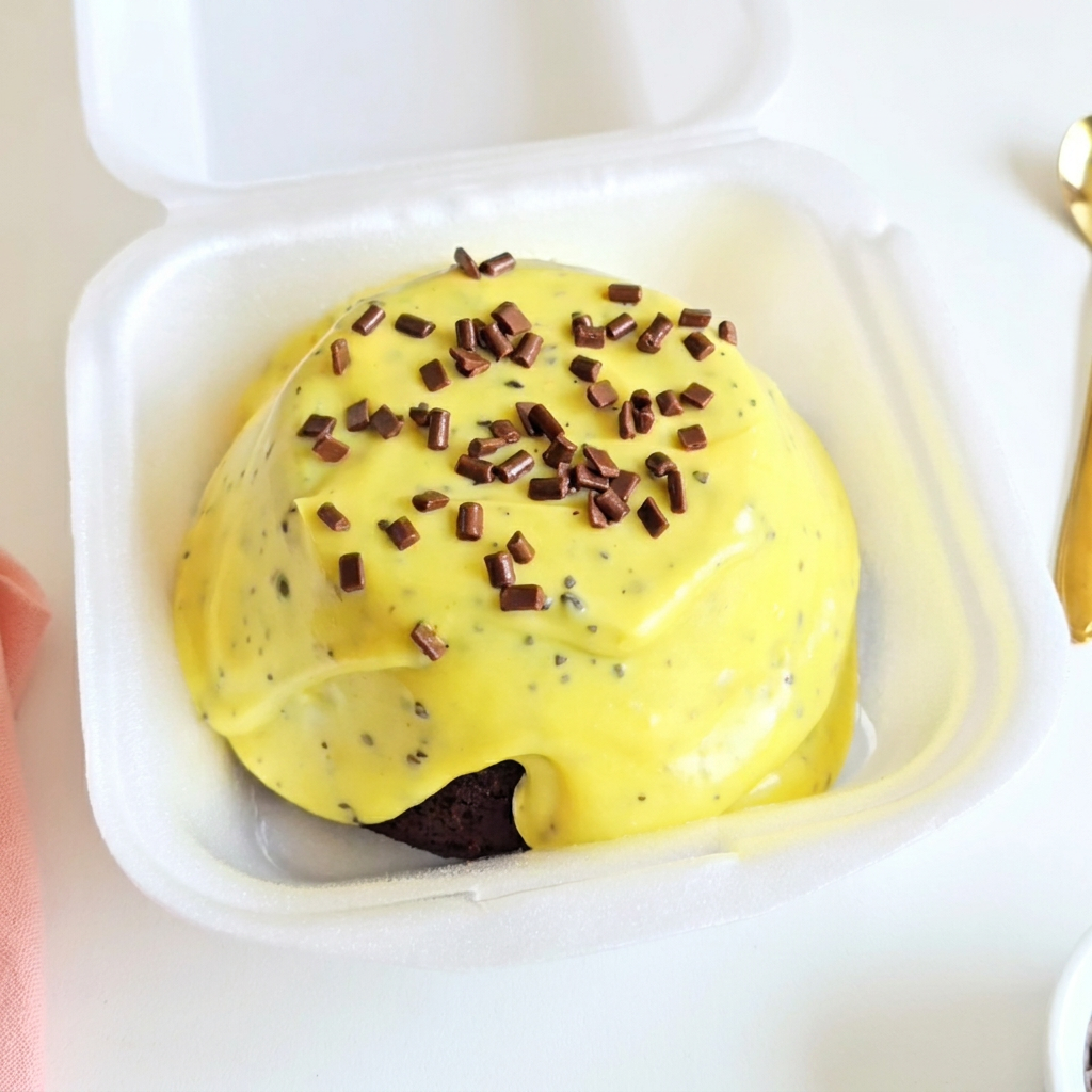 Massa de chocolate em pó, com recheio de brigadeiro de chocolate e cobertura de brigadeiro de maracujá