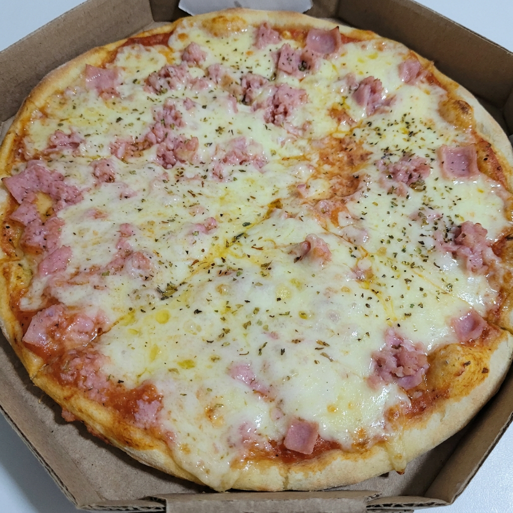 O sabor favorito dos nossos clientes! Pizza grande de Presunto e Queijo, massa fresca e muito queijo derretido.