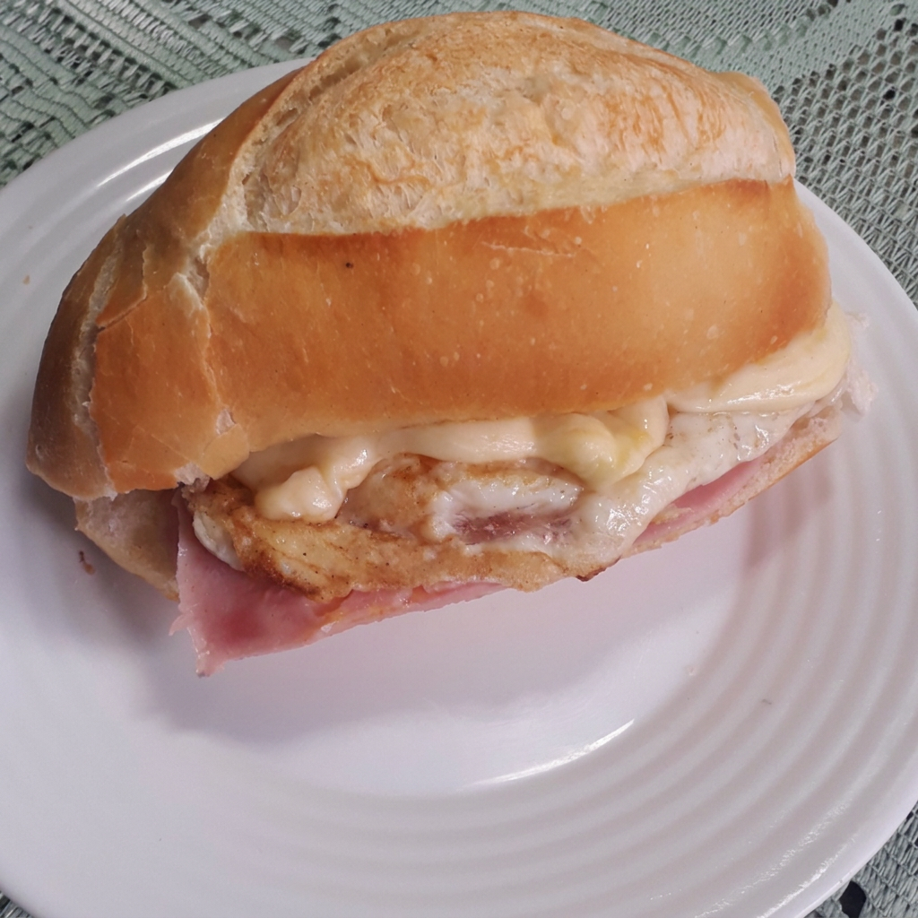 Misto completo com pão francês fresquinho, ovo, bacon, tomate, queijo e presunto