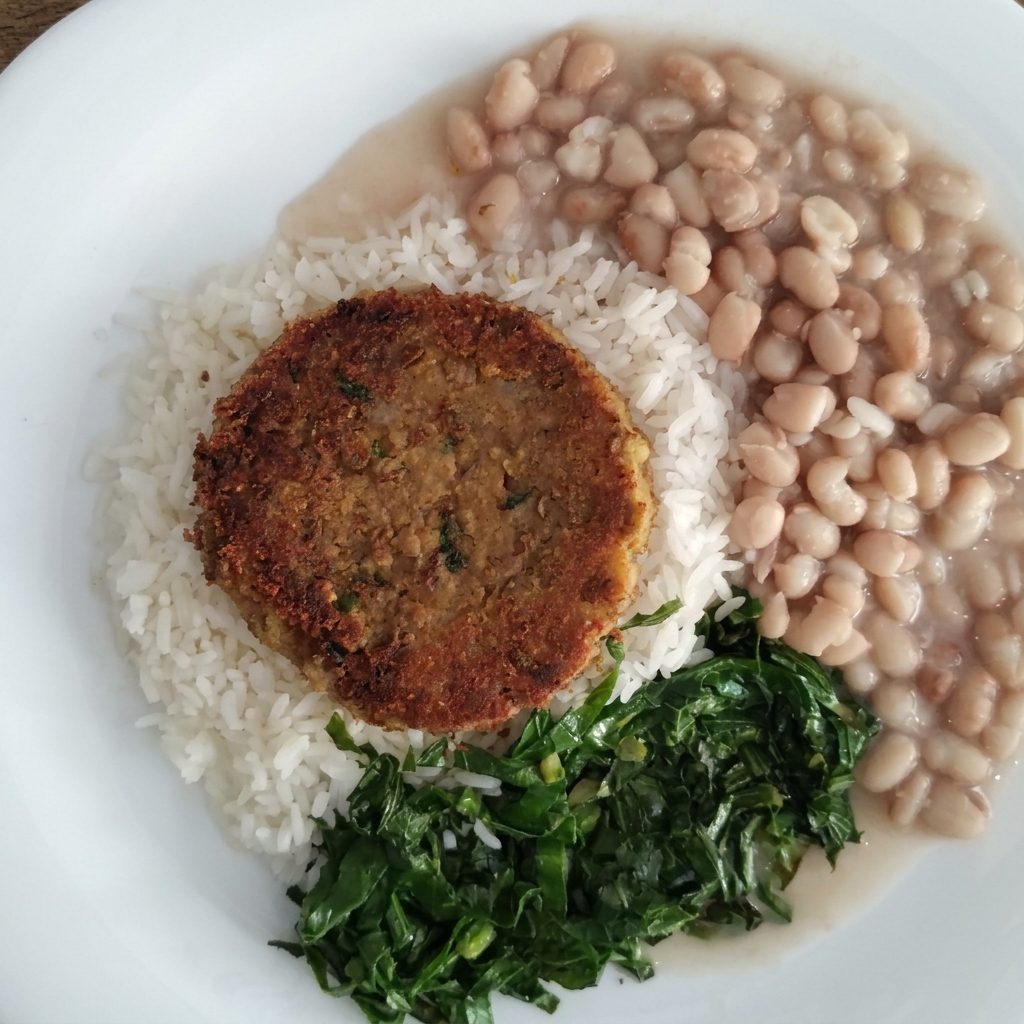 Delicioso hambúrguer de lentilha, acompanha arroz, feijão e couve <3 aproximadamente 375g a 400g