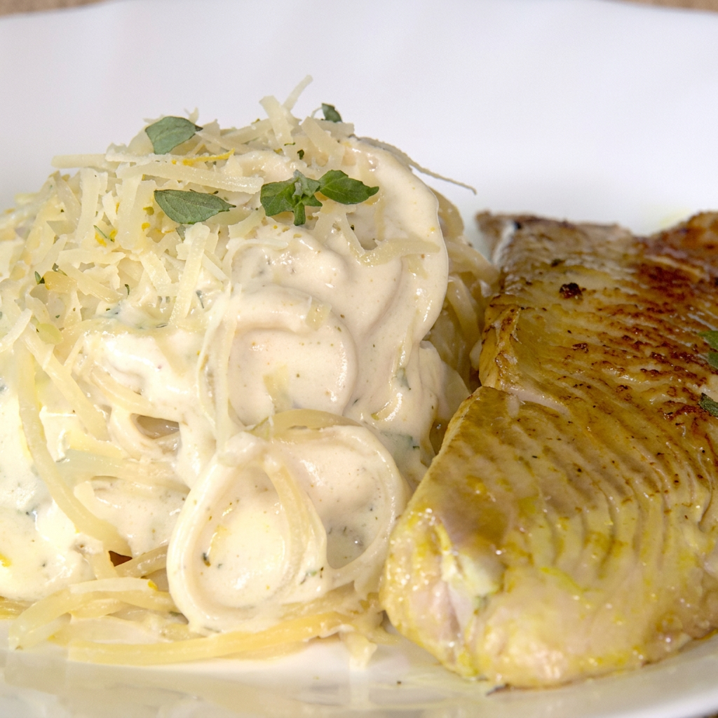 A perfeição dos rios brasileiros, grelhada no ponto certo, acompanha espaguete Barilla ao molho curry com parmesão fresco e nossa salada do dia. Aproximadamente 500gr. Serve 1 adulto.