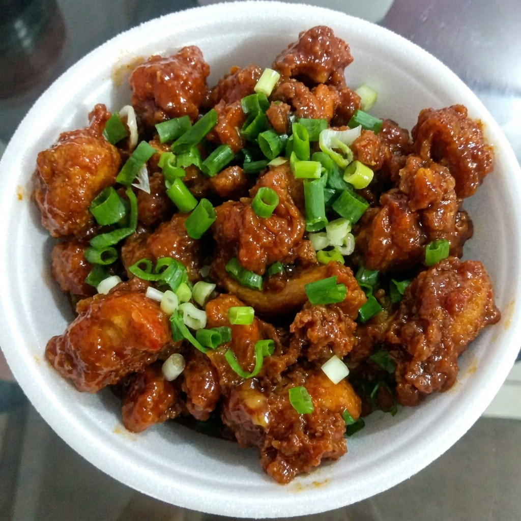 Pedaços de frango empanados ao molho de gengibre e shoyu.