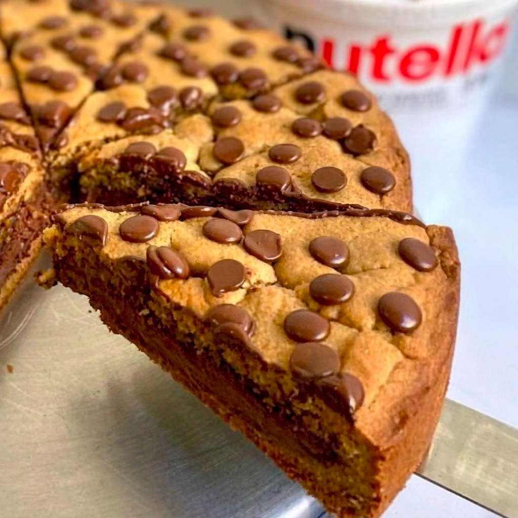 Uma deliciosa fatia suculenta de torta de cookie com muito recheio de Nutella. Com a explosão do chocolate em gotas .