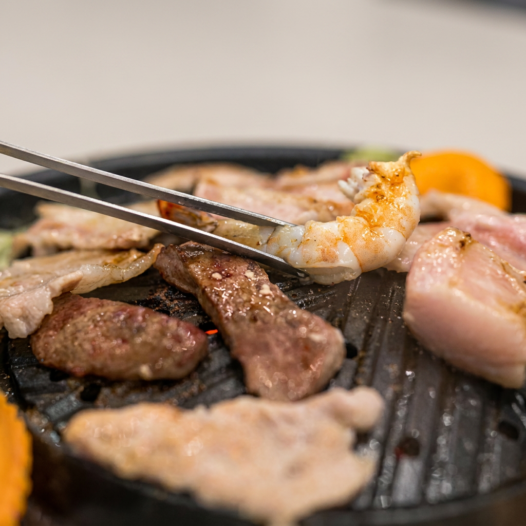 Carne levemente empanada com molho cítrico apimentado. Serve até três pessoas