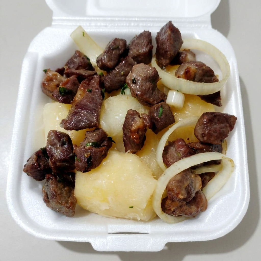 Aipim cozido, acompanha carne do sol e calabresa!