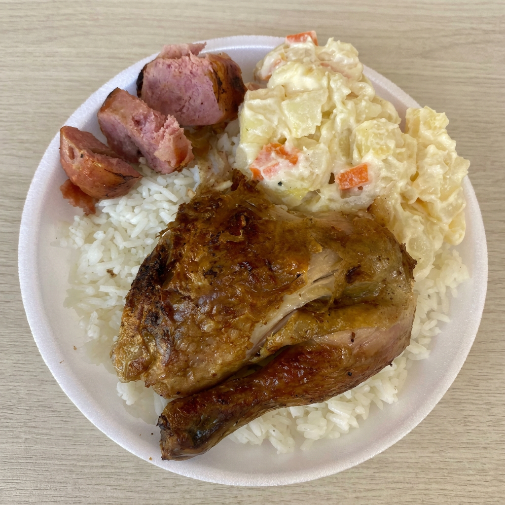 Frango assado, arroz, feijão tropeiro, linguiça suína e salada de maionese