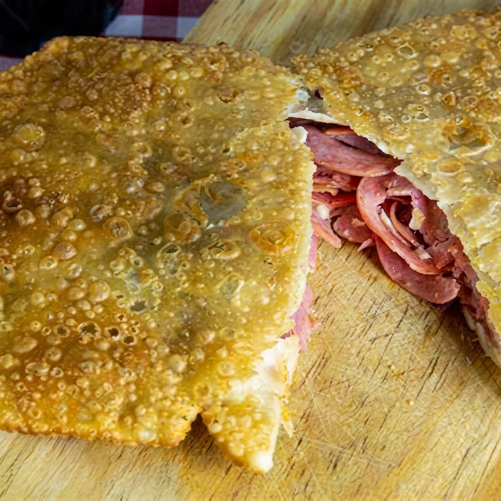 Pastel em 20 centímetros de calabresa e queijo