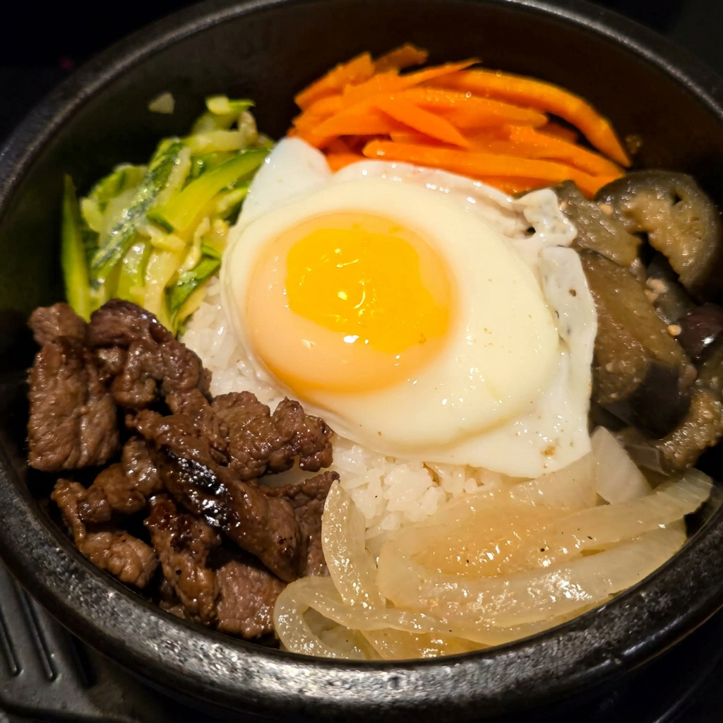 Arroz oriental com legumes (cenoura, cebola, abobrinha, berinjela, sem ovo ou com, proteína a sua escolha, podendo escolher o molho chilli ou shoyo.)