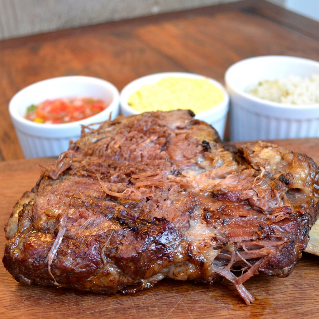 COSTELA 500 G (MANDIOCA, VINAFRETE E FAROFA) SERVE 2 PESSOAS