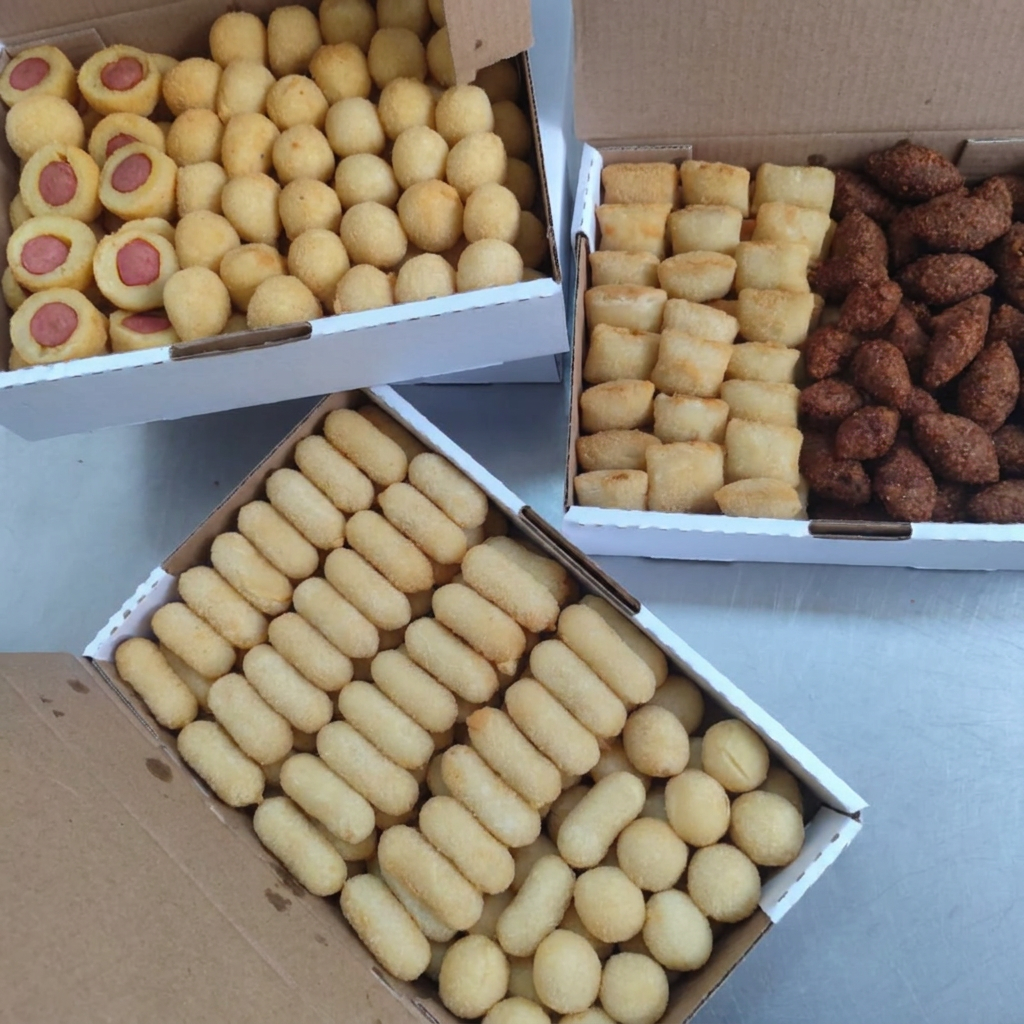 150 salgadinhos sequinhos, saborosos e super recheados — perfeito para reuniões, festinhas, aniversário ou lanche da galera! 💛