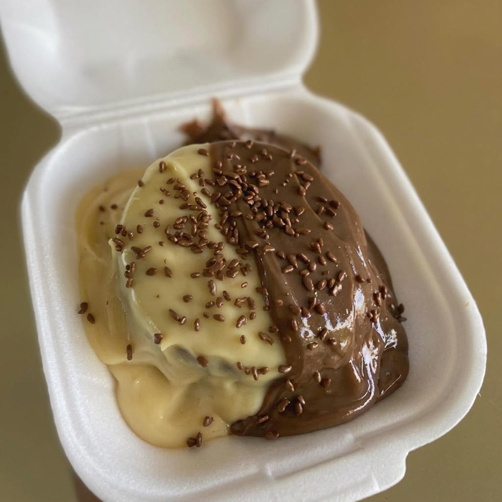 Massa branca, cobertura de ninho e chocolate