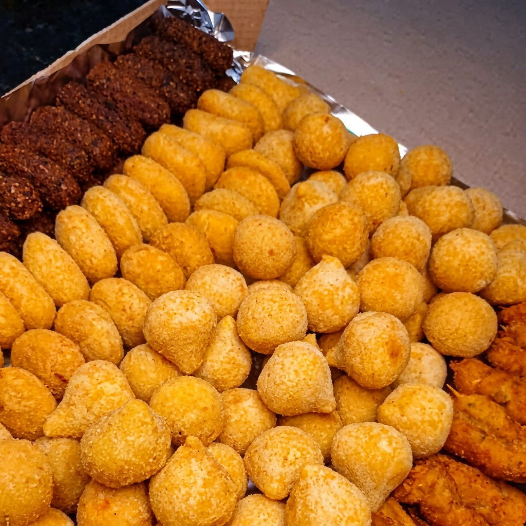 CARNE DE SOL, COXINHA DE FRANGO, RISOLE DE MILHO, RISOLE DE QUEIJO, ENROLADINHO DE SALSICHA E RISOLE DE PRESINTO E QUEIJO. *imagem ilustrativa*
observação: Mandamos os sabores disponíveis.