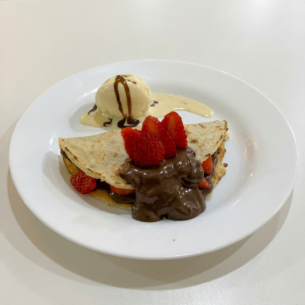 Crepe recheado com Creme de Avelã ou Creme Ninho e pedaços de morango - acompanha sorvete creme a parte.