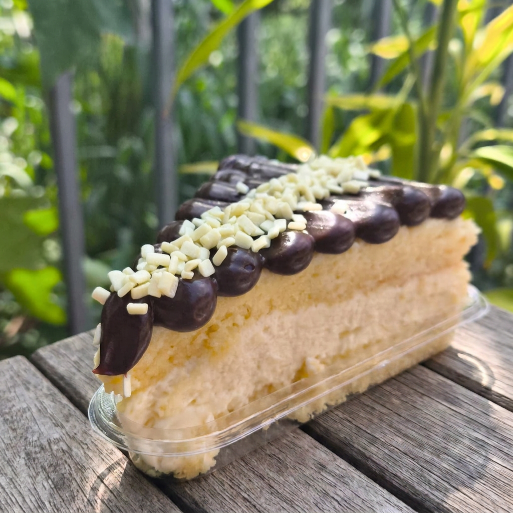 Massa fofinha e delicada, recheada com mousse de Ninho super cremosa e finalizada com cobertura de brigadeiro brilhante e irresistível. Doce na medida certa, perfeito para qualquer momento!