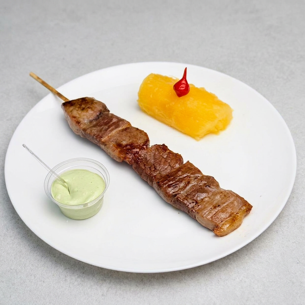 Espetinho de carne serenada com sabor intenso, resultado de longa marinada artesanal na brasa.
