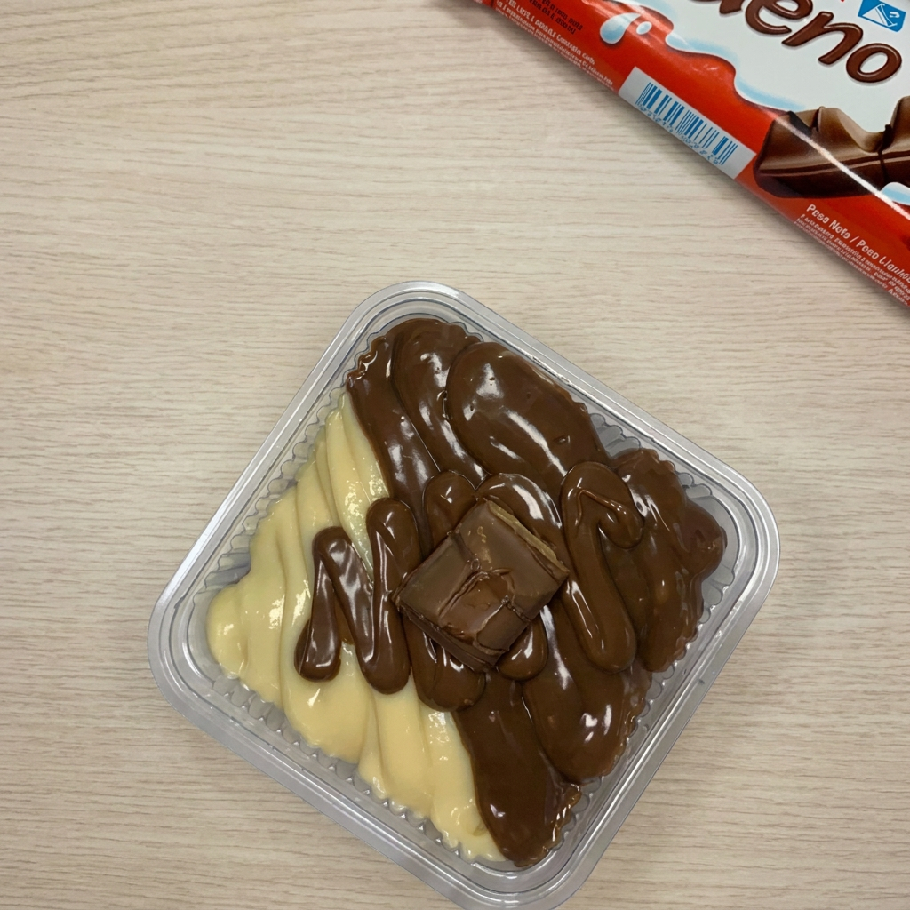 Brownie feito com ovos, açúcar , farinha de trigo, cacau em pó 50% e óleo. Recheado com brigadeiro de leite Ninho, brigadeiro tradicional, Nutella pura e um bombom Kinder Bueno