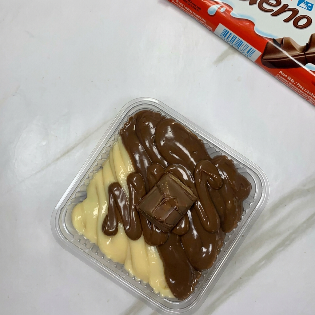 Brownie feito com ovos, açúcar , farinha de trigo, cacau em pó 50% e óleo. Recheado com brigadeiro de leite Ninho, brigadeiro tradicional, Nutella pura e um bombom Kinder Bueno