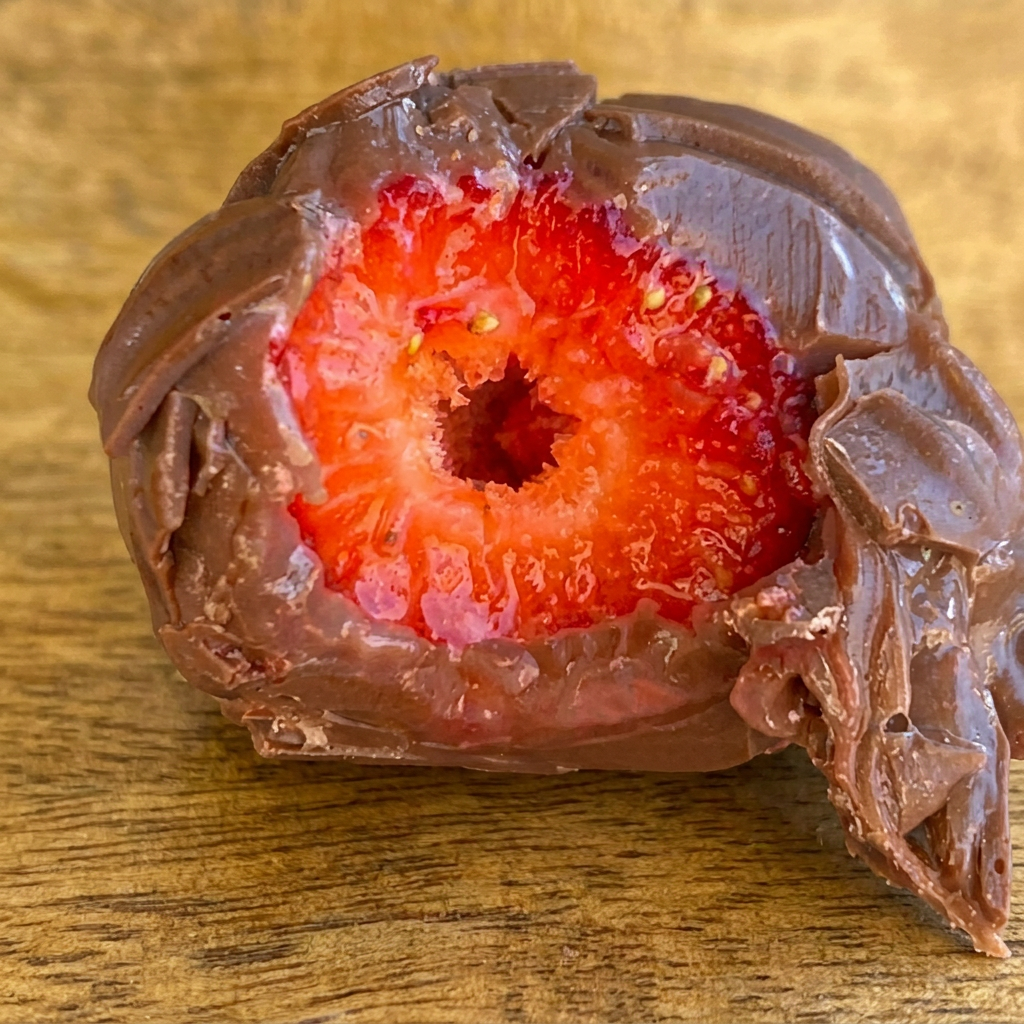 Morango fresco, envolvido com brigadeiro de chocolate 50% cacau. Banhado no chocolate bland.