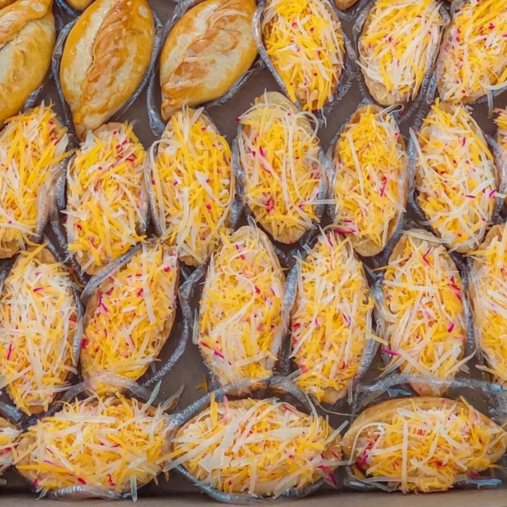 Nossa deliciosa barquete, com massa leve, delicada e crocante. Uma combinação cremosa e marcante, com o sabor inconfundível do Queijo Reino em uma apresentação elegante e especial. Feito na hora. 06 und.
Pequena no tamanho, gigante no sabor!