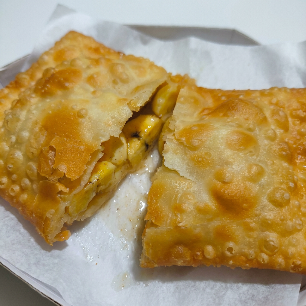 Pastel de banana com açúcar e canela