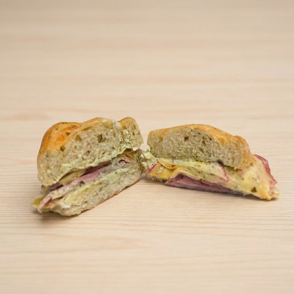 Sanduíche recheado com pasta de ervas finas, queijo gouda, presunto e salame italiano com sabor marcante e levemente apimentado, que se complementam e criam um sanduíche encorpado e sofisticado.