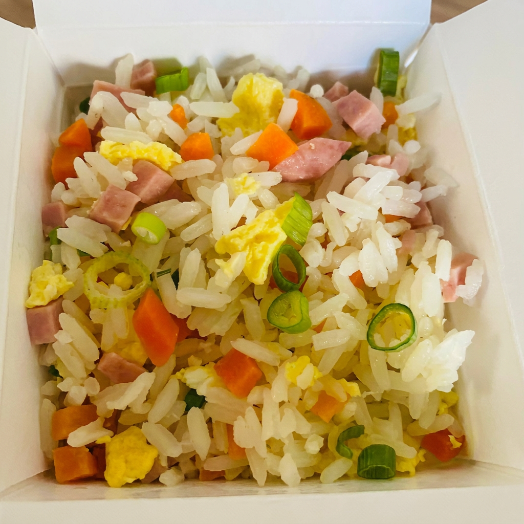 Tradicional arroz com ovo, cenoura, presunto é cebolinha